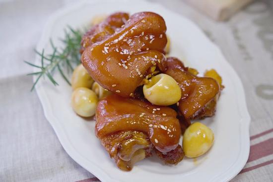 Bổ sung collagen cho da dẻ căng mịn chỉ với món móng giò kho trứng cút mềm ngon hấp dẫn