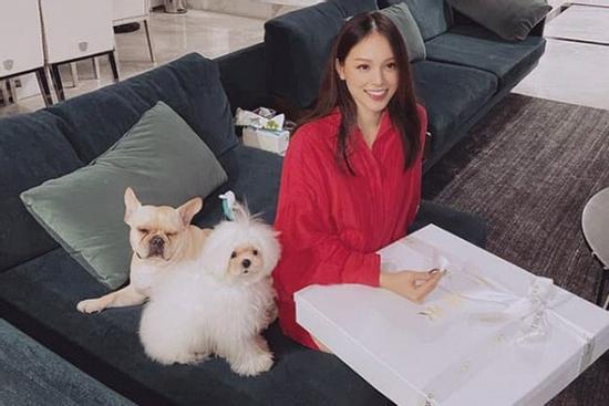 Linh Rin khoe em chồng Hà Tăng tặng quà siêu to, dân mạng soi căn phòng cực xịn phía sau