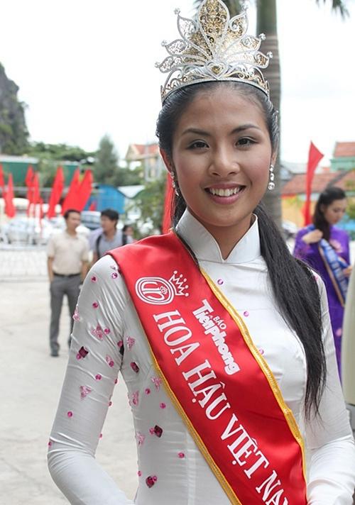 Sau khi đăng quang, Ngọc Hân hứng phải những luồng ý kiến trái chiều. Nhiều người cho rằng nhan sắc của cô không xứng với danh xưng hoa hậu. Thời điểm đó, nhiều người còn đặt Ngọc Hân lên bàn cân với Diễm Hương, người đẹp đăng quang Hoa hậu Thế giới người Việt sau cô một tuần. Khi không thể xuất hiện ở đại lễ 1.000 năm Thăng Long - Hà Nội vì tắc đường, những chỉ trích hướng về cô càng lớn.