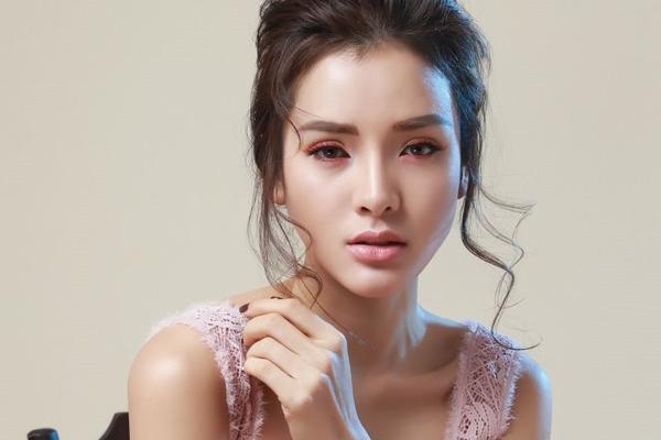 Phương Trinh Jolie diện quần tất giấy mỏng tang chụp hình phản cảm-8