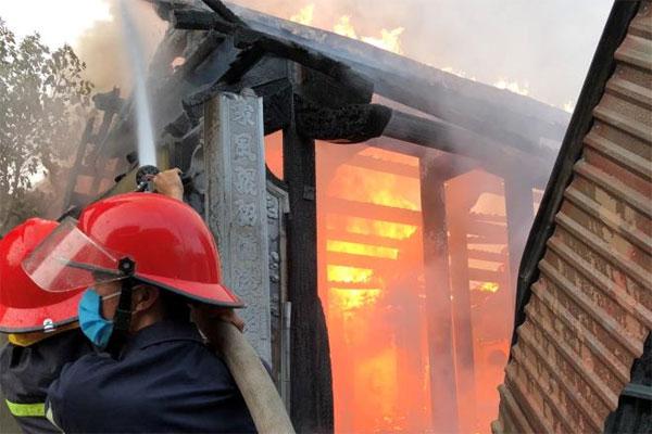 Sốc: Nghi vấn phóng hỏa đốt nhà, bỏ thuốc sâu vào lu nước của người dân-4