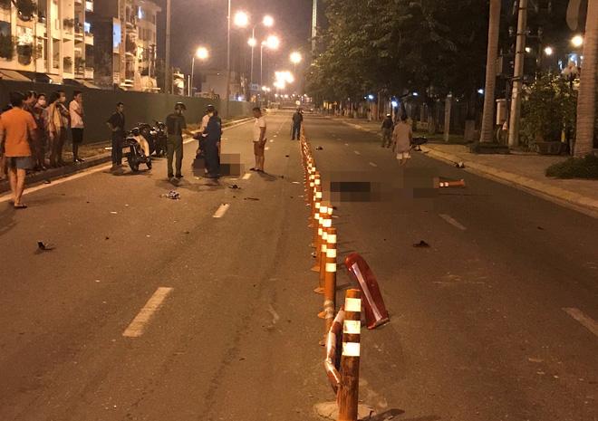 Xe máy đâm vào cọc tiêu phân làn, 1 thanh niên chết thảm, 1 người nguy kịch-1