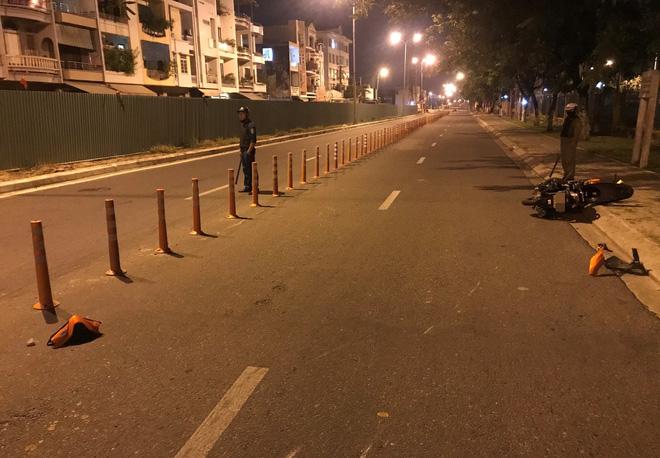 Xe máy đâm vào cọc tiêu phân làn, 1 thanh niên chết thảm, 1 người nguy kịch-2