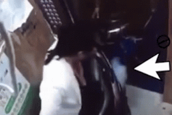 Clip: Phi cả xe máy vào thang máy, cô gái hốt hoảng khi chiếc xe bốc cháy nghi ngút