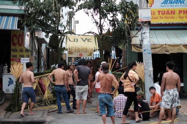 Nét đẹp đám cưới miền Tây, cả nhóm bạn thân hì hục làm một thứ siêu to khổng lồ bằng lá dứa làm quà-1