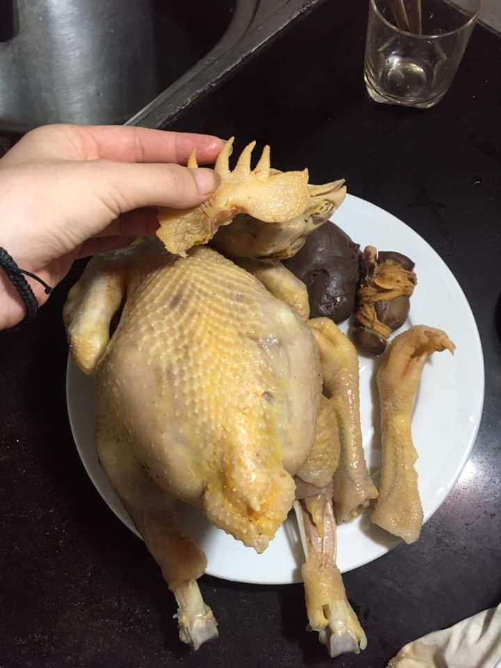 Làm cỗ cúng Rằm tháng 7, con dâu khiến nhà chồng đứng hình bởi luộc gà không biết mẹo này!-1