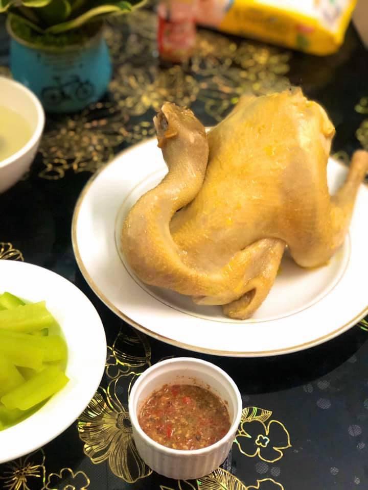 Làm cỗ cúng Rằm tháng 7, con dâu khiến nhà chồng đứng hình bởi luộc gà không biết mẹo này!-7