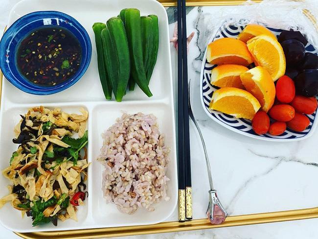 Lâm Tâm Như khoe ảnh cả ngày tất bật nấu nướng nhưng cư dân mạng lại phàn nàn hỏi Hoắc Kiến Hoa đâu rồi?-3