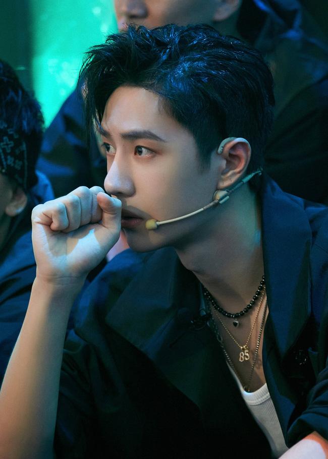 Hữu Phỉ: Lộ ảnh Vương Nhất Bác tắm bồn, khoe cơ bắp và làn da trắng nõn nà hơn cả con gái-3