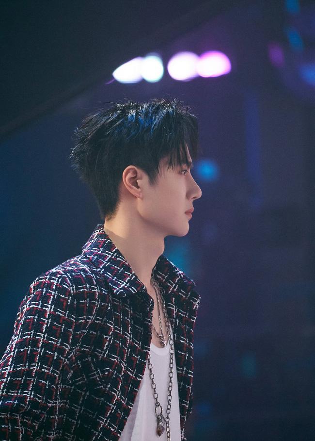 Hữu Phỉ: Lộ ảnh Vương Nhất Bác tắm bồn, khoe cơ bắp và làn da trắng nõn nà hơn cả con gái-4