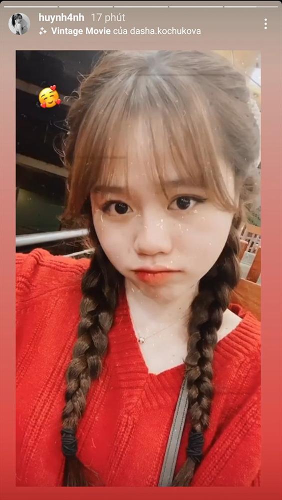 Đang livestream, bạn gái Quang Hải tái mặt vì bị mắng nhìn như cáo già-1