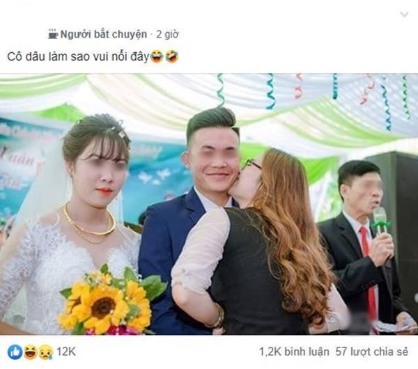 Xôn xao ảnh gái trẻ xông lên hôn má chú rể, phản ứng của cô dâu đứng cạnh gây chú ý-1