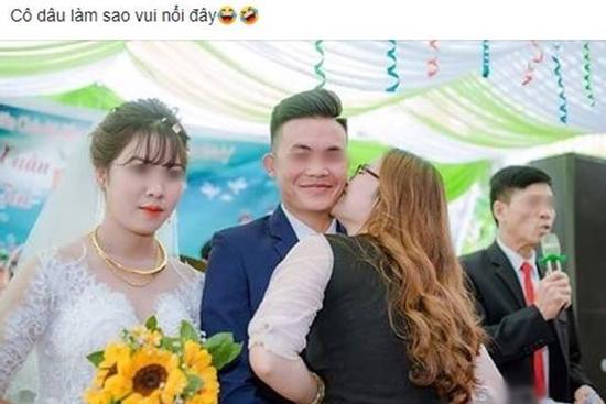 Xôn xao ảnh gái trẻ 'xông' lên hôn má chú rể, phản ứng của cô dâu đứng cạnh gây chú ý