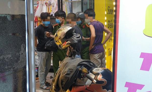 Clip: Hãi hùng người đàn ông cầm dao đâm nữ nhân viên, cướp tiền vàng ở Sài Gòn-2