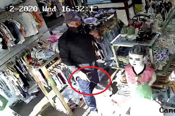 Clip: Hãi hùng người đàn ông cầm dao đâm nữ nhân viên, cướp tiền vàng ở Sài Gòn-1