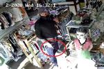 Clip: Hãi hùng người đàn ông cầm dao đâm nữ nhân viên, cướp tiền vàng ở Sài Gòn