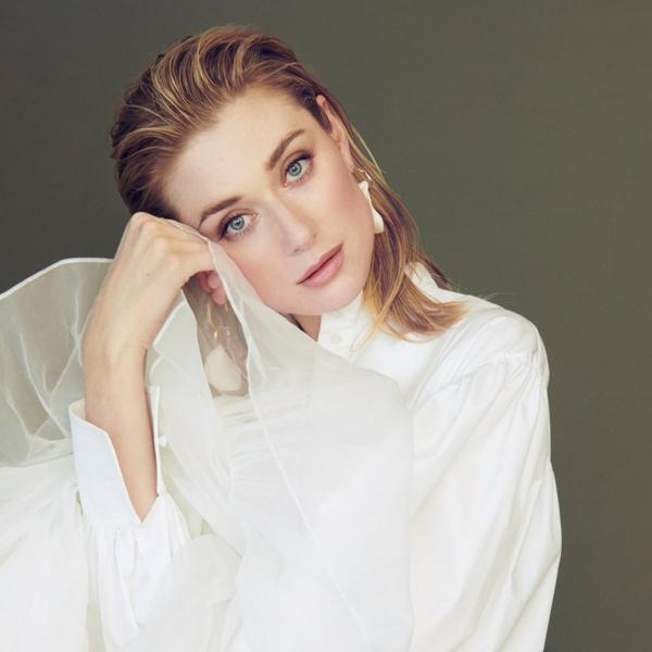 Bên cạnh nội dung hấp dẫn, TENET còn thu hút người xem nhờ sự xuất hiện của Elizabeth Debicki. Nữ diễn viên thủ vai Kat - người phụ nữ bị chồng bạo hành, kiểm soát.