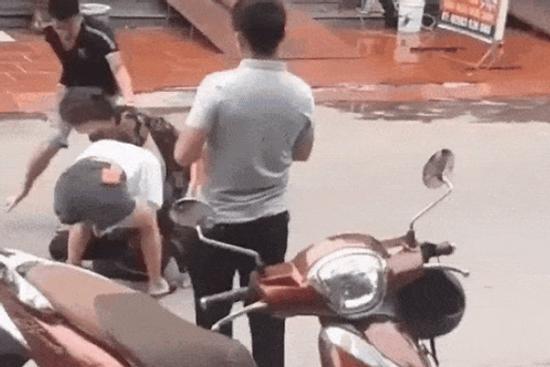 Vợ và mẹ đi đánh ghen bị chồng tương gạch vào đầu: Nhân chứng bức xúc thay vợ