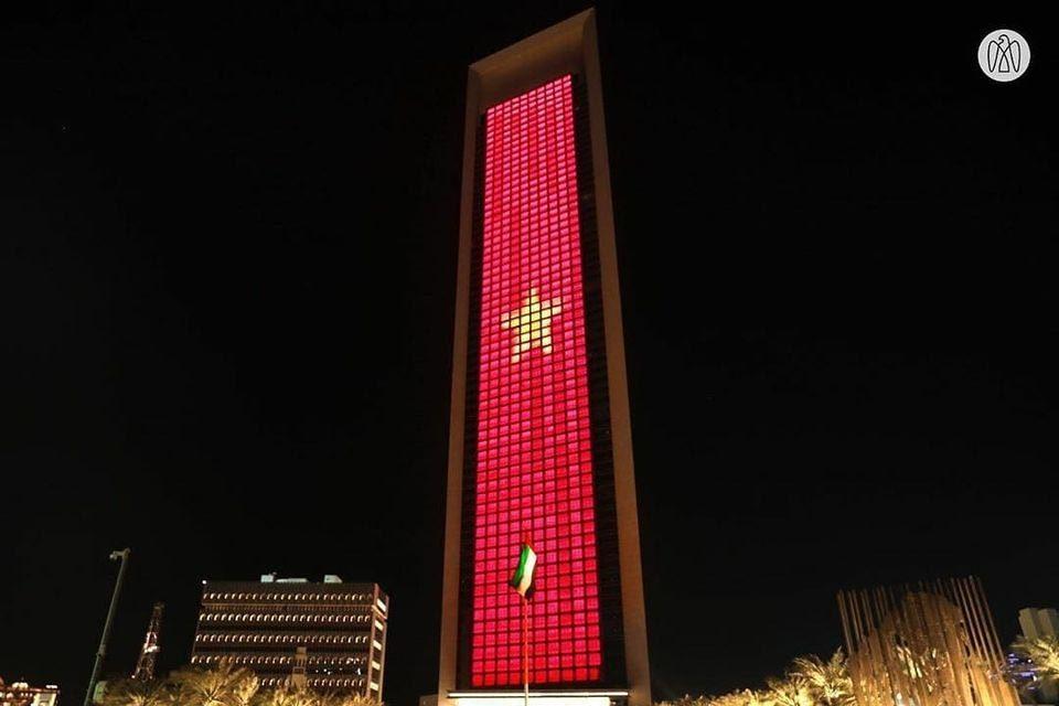 Quốc kỳ Việt Nam rực sáng trên tòa tháp cao nhất thế giới đúng Ngày Độc Lập 2/9-1