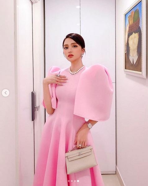 Hương Giang hóa món quà tím lịm với đầm nơ siêu to khổng lồ-6