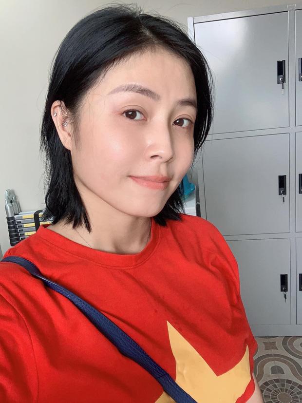 MC Hoàng Linh khoe mặt mộc đẹp không tì vết, trái ngược với lúc makeup cầu kì-1