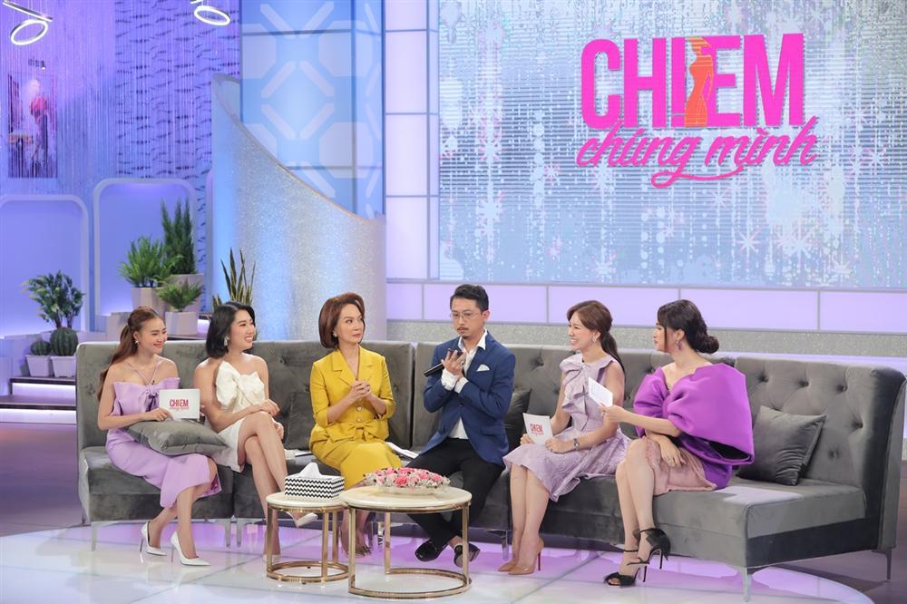 Hương Giang hóa món quà tím lịm với đầm nơ siêu to khổng lồ-5