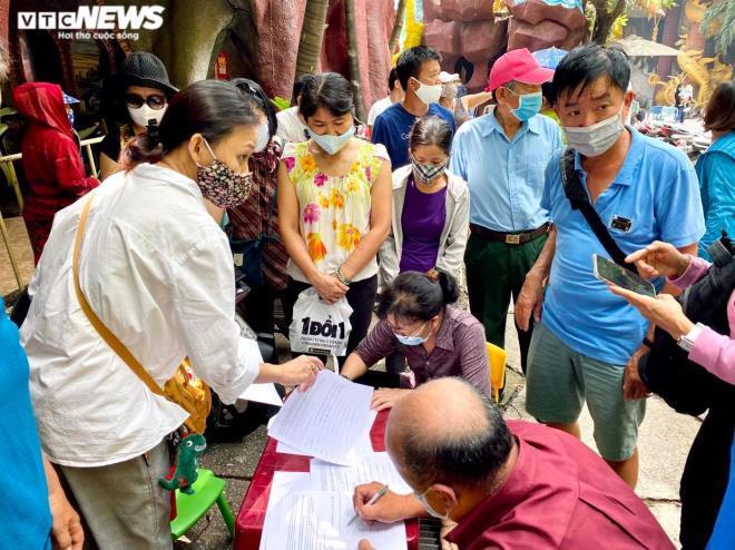 Dân kéo tới chùa Kỳ Quang 2 đòi giải quyết tro cốt người thân bị nhà chùa vứt xó-3