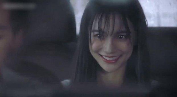 Trong 1 cảnh quay, Angela Baby phải diễn tâm trạng rung động của người mới yêu. Thế nhưng đôi mắt to và nụ cười rộng của cô khiến tưởng như đang đóng phim kinh dị.