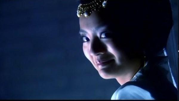 Dưới ánh sáng le lói An Dĩ Hiên cùng nụ cười có thể khiến bất kỳ đứa trẻ nào trông thấy cũng giật mình và khóc thét lên.