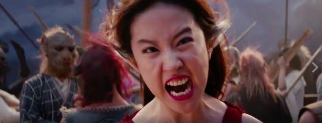 Biết là vào vai yêu quái nhưng Lưu Diệc Phi thật sự khiến người xem khiếp sợ với tạo hình này.