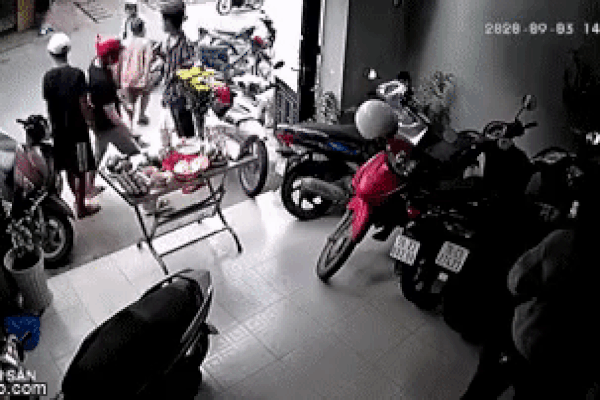 Clip: Nhóm cô hồn sống lật bàn cúng của gia chủ vỡ tan tành vì... mãi không thấy mâm tiền-1