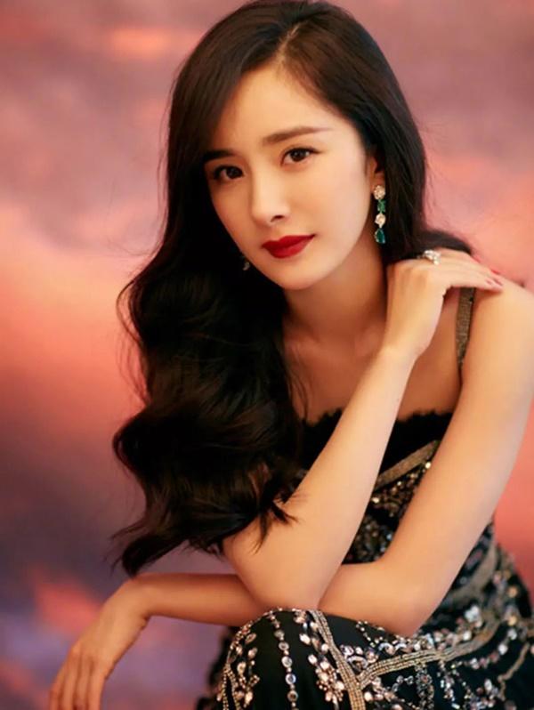 Cùng một cách thức lăng xê gà nhà nhưng Triệu Lệ Dĩnh lại lép vế so với hai nhân vật quyền lực đứng sau Vương Nhất Bác và Địch Lệ Nhiệt Ba-1