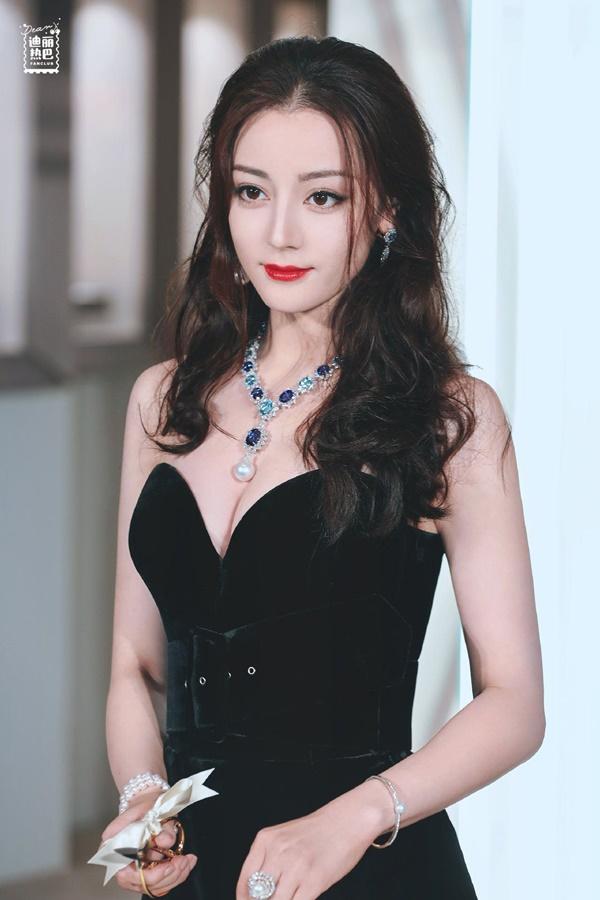 Cùng một cách thức lăng xê gà nhà nhưng Triệu Lệ Dĩnh lại lép vế so với hai nhân vật quyền lực đứng sau Vương Nhất Bác và Địch Lệ Nhiệt Ba-2