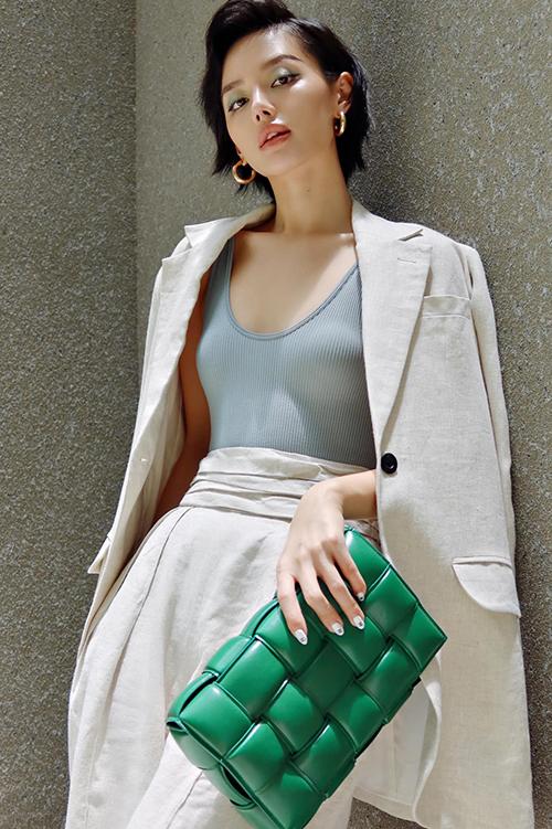 Cùng lên đồ đen - trắng: Đào Bá Lộc như ma-nơ-canh - Châu Bùi đi giày độn 10cm-6