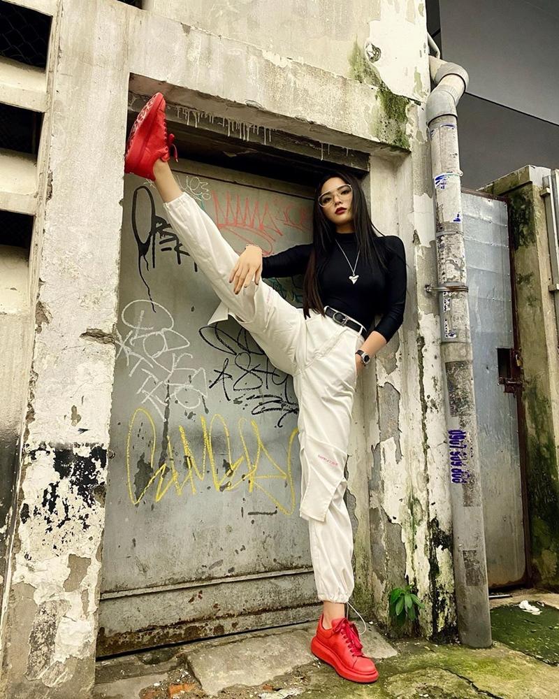 Hết đồ đôi, Kỳ Duyên - Minh Triệu còn pose dáng khó nhằn cùng khoe chân dài-3