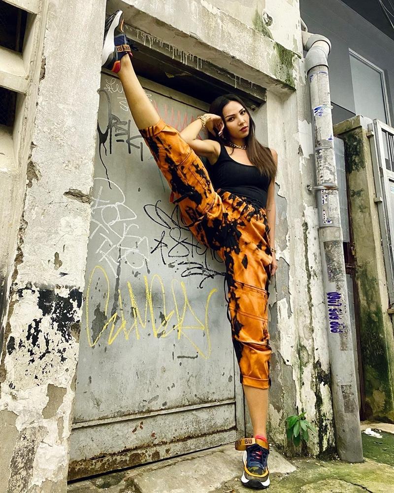 Hết đồ đôi, Kỳ Duyên - Minh Triệu còn pose dáng khó nhằn cùng khoe chân dài-4