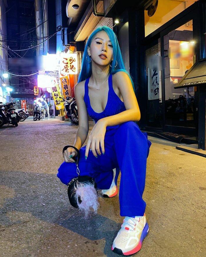 Cùng lên đồ đen - trắng: Đào Bá Lộc như ma-nơ-canh - Châu Bùi đi giày độn 10cm-12