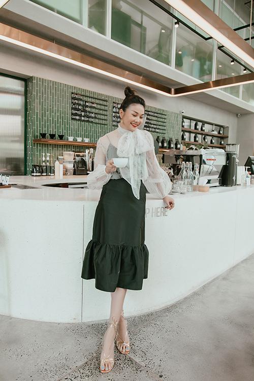 Hết đồ đôi, Kỳ Duyên - Minh Triệu còn pose dáng khó nhằn cùng khoe chân dài-8