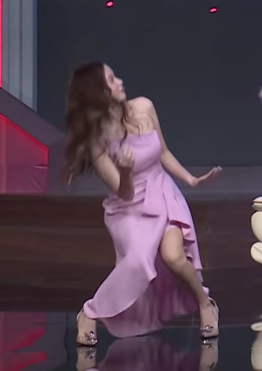 Vẻ đẹp thần tiên tỷ tỷ của Midu bỗng chốc tan tành vì có thù với thợ chụp ảnh-1