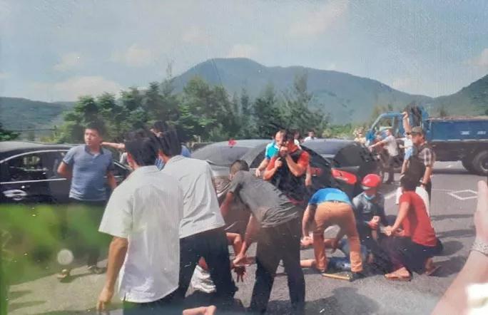 CLIP: Cảnh sát Hà Tĩnh nổ súng vây bắt nhóm buôn ma túy như phim hành động-1