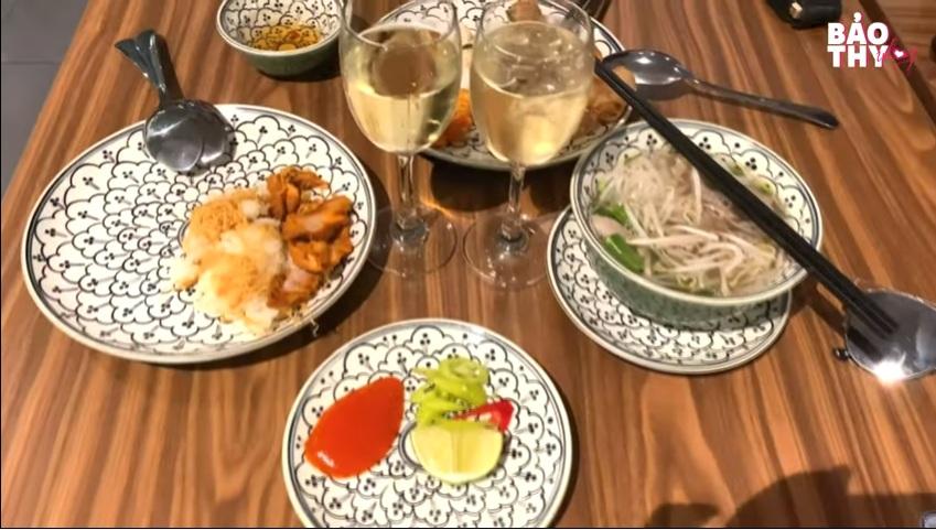 Bảo Thy hóa nàng tiên cá giữa hồ bơi hình tròn khổng lồ ở Phú Quốc-1