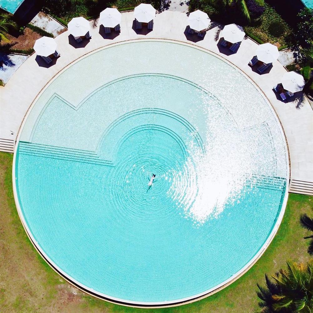 Bảo Thy hóa nàng tiên cá giữa hồ bơi hình tròn khổng lồ ở Phú Quốc-2