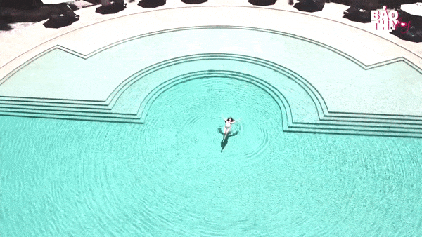 Bảo Thy hóa nàng tiên cá giữa hồ bơi hình tròn khổng lồ ở Phú Quốc-3