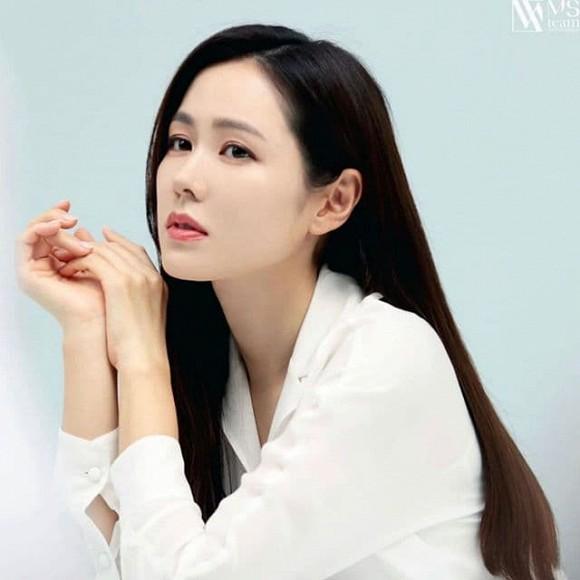 Muốn làm cô dâu lắm rồi nên Son Ye Jin mới nghiện màu trắng như thế này-1