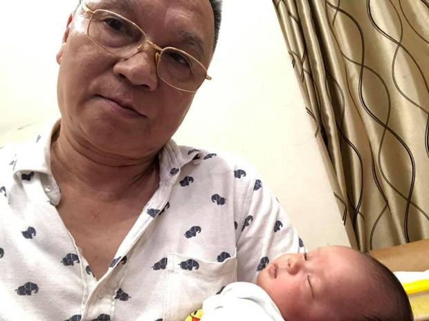 Bố vợ đại gia của Duy Mạnh khoe bế cháu mới sinh, caption ngắn mà chất chiếm ngay spotlight-4