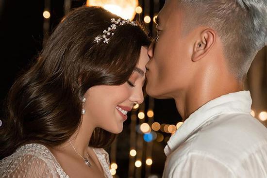 Vừa công khai bạn gái, thủ môn Bùi Tiến Dũng liên tiếp lộ bằng chứng muốn kết hôn sớm