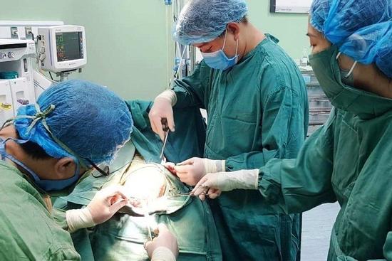 Kinh hoàng cháu bé 5 tuổi bị chó cắn rách da đầu ở Nghệ An