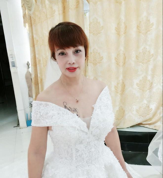 Cô dâu Thu Sao tung ảnh mặc váy cưới, nhan sắc như gái đôi mươi, CĐM tranh cãi gay gắt-2