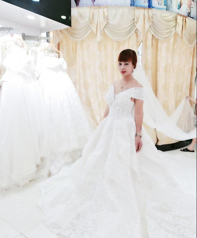 Cô dâu Thu Sao tung ảnh mặc váy cưới, nhan sắc như gái đôi mươi, CĐM tranh cãi gay gắt-3