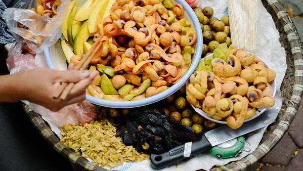 Tranh thủ tìm ăn sấu chín những ngày đầu thu Hà Nội-3